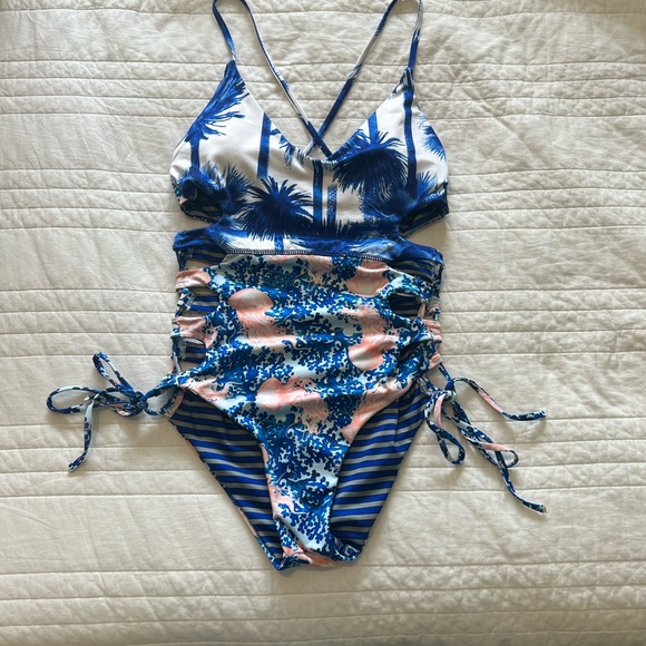 REVERSIBLE coconut tree pattern/striped bathing suit. Like new - Picture 5 of 6